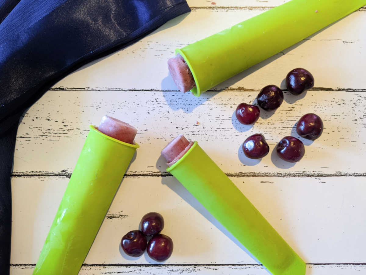 valerie2350's tweet image. Make refreshing and delicious creamy cherry vanilla popsicles with this easy recipe. 🍒🥥✨ #vegan #plantbased mamalikestocook.com/cherry-vanilla…