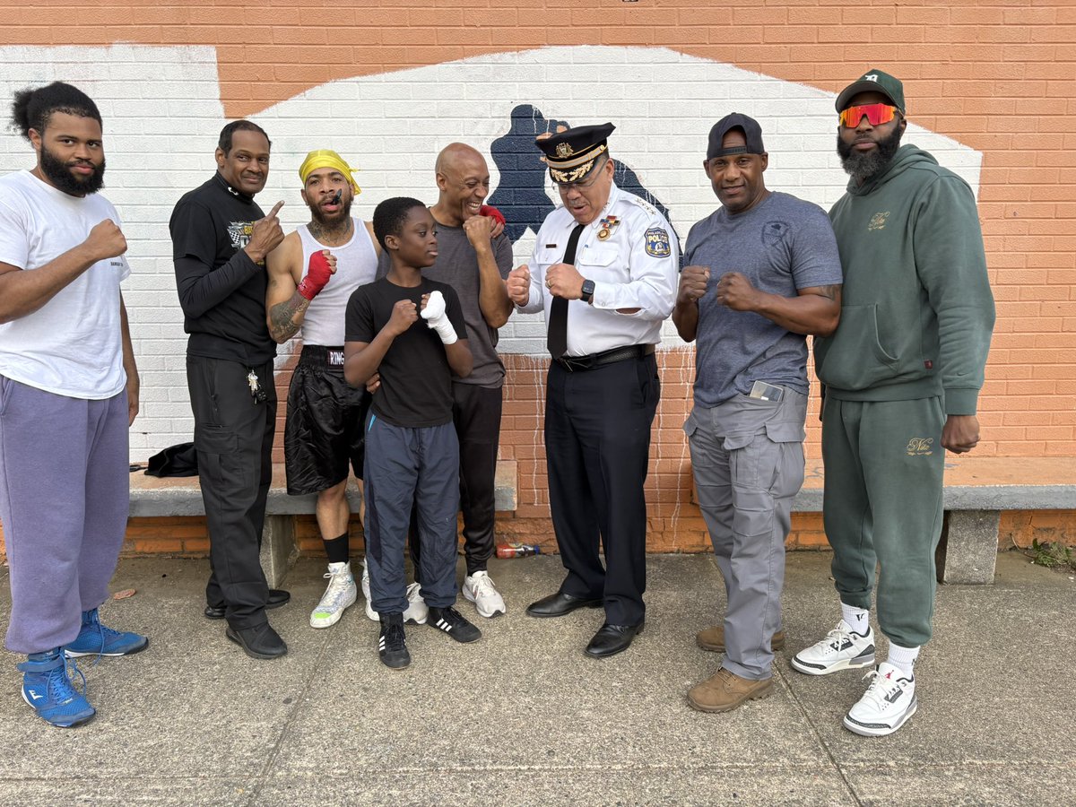PPDCommish's tweet image. Engaging with the communities we serve is essential.We had the opportunity to walk through Lawncrest last night,connect with residents,visit the recreation center& meet some fantastic kids. Thanks to 2nd Dist. Capt. Desanto, PO Mroz, & Heather Miller for organizing this event.