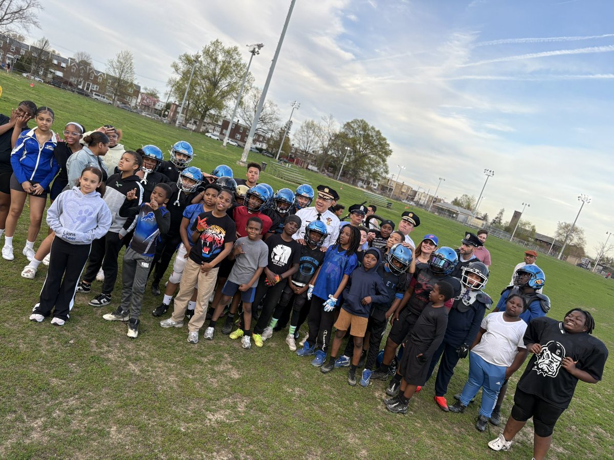 PPDCommish's tweet image. Engaging with the communities we serve is essential.We had the opportunity to walk through Lawncrest last night,connect with residents,visit the recreation center& meet some fantastic kids. Thanks to 2nd Dist. Capt. Desanto, PO Mroz, & Heather Miller for organizing this event.