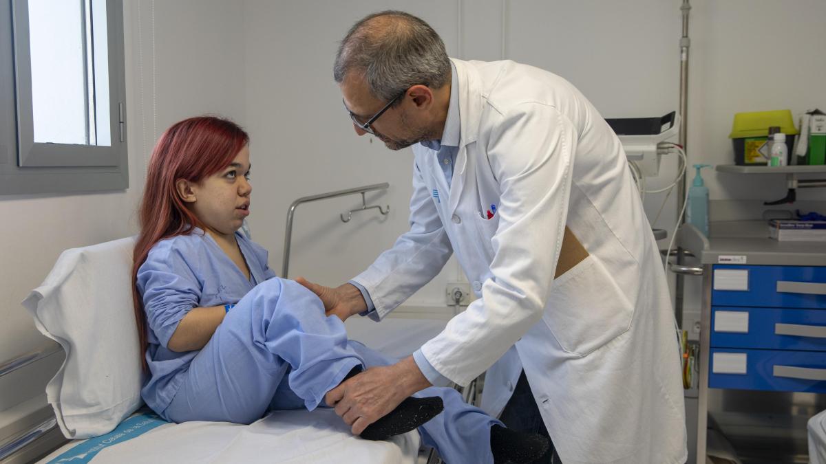 La #mucopolisacaridosis afecta a numerosos órganos, sobre todo a los huesos. Ianire mide en torno a 1,20m a consecuencia de esta enfermedad rara. 

Gracias a una novedosa cirugía podrá crecer unos 20cm. Los médicos no tienen constancia de que otro paciente de #MPS se haya operado
