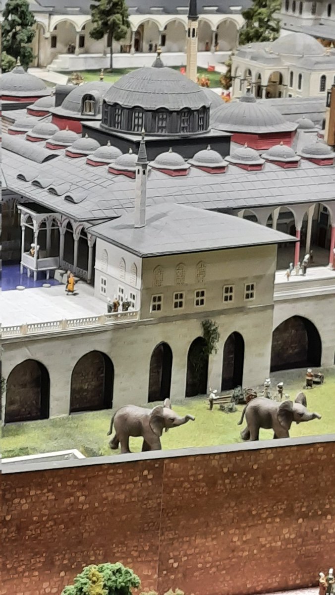 evkureden's tweet photo. İstanbul Miniatürk alanı içinde Osmanlı Dönemi tarihi yarımada model sergisindeki tarih anlatısında yakaladığım hayvan sahneleri filler, atlar, büyükbaş hayvanlar sarayın etrafında sarayın varlığı için işbaşında :) #hayvanlarlaosmanlı https://t.co/Jq6mB4H7P9