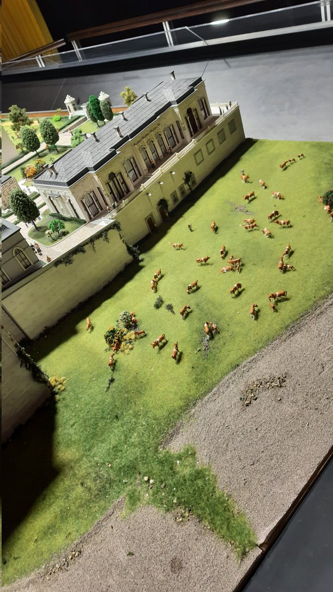 evkureden's tweet photo. İstanbul Miniatürk alanı içinde Osmanlı Dönemi tarihi yarımada model sergisindeki tarih anlatısında yakaladığım hayvan sahneleri filler, atlar, büyükbaş hayvanlar sarayın etrafında sarayın varlığı için işbaşında :) #hayvanlarlaosmanlı https://t.co/Jq6mB4H7P9
