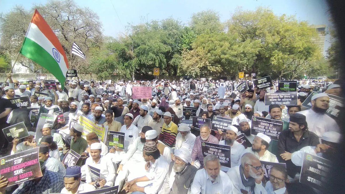 Keshavmalan93's tweet photo. भारत के मुसलमानों की हक़ीक़त बयां करतीं दिल्ली के जंतर मंतर से दो तस्वीरें...

पहलगाम हमले के खिलाफ़ - 23 अप्रैल 2025
वक्फ बोर्ड बिल के खिलाफ़ - 17 मार्च 2025

#PahalgamTerroristAttack https://t.co/zoCB4vgP5g