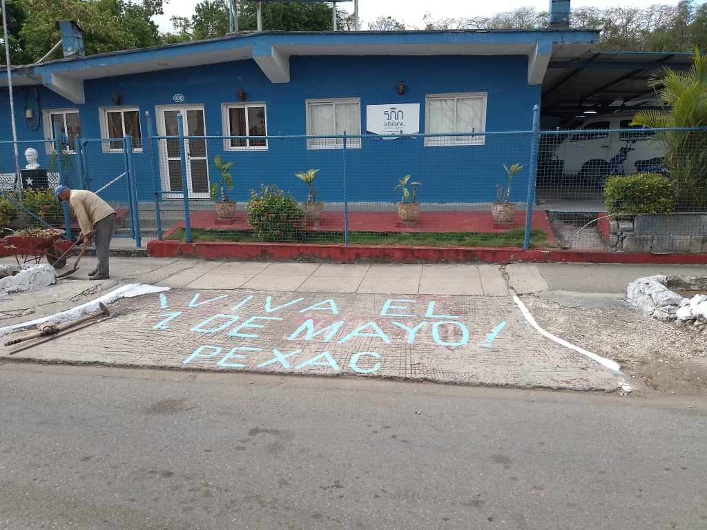 EmpresaPexac's tweet photo. Por estos días nuestra empresa #PexacCuba se engalana para recibir el #1DeMayo. Con muchos deseos de ver una empresa más linda y acogedora los trabajadores contribuyen a su embellecimiento. #PorCubaJuntosCreamos https://t.co/yGDBGb3R9T