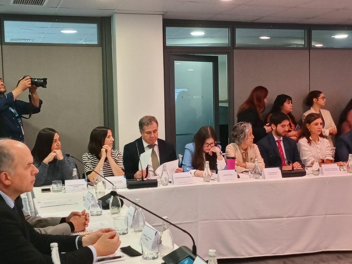 UAF_Chile's tweet photo. Ahora, director(s) de la UAF participa en la reunión ampliada de la @AlianzaUNCAC , que lideran @Contraloriacl y @PNUDChile. Presidenta saliente @Vlubbert da a conocer actividades e instrumentos creados en 2024 y su relación con la Estrategia de Integridad #ENIP https://t.co/MTLHapmbsG