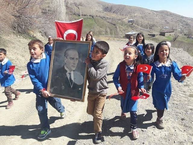 Serap93Gk's tweet photo. Türk çocuklarıyız,
Sönmeyen ışıklarız,
Doğruluktan şaşmayız,
Seni hiç unutmayız!

🇹🇷#23Nisan’ın Atatürk çocukları! https://t.co/mGbHi9nlkX