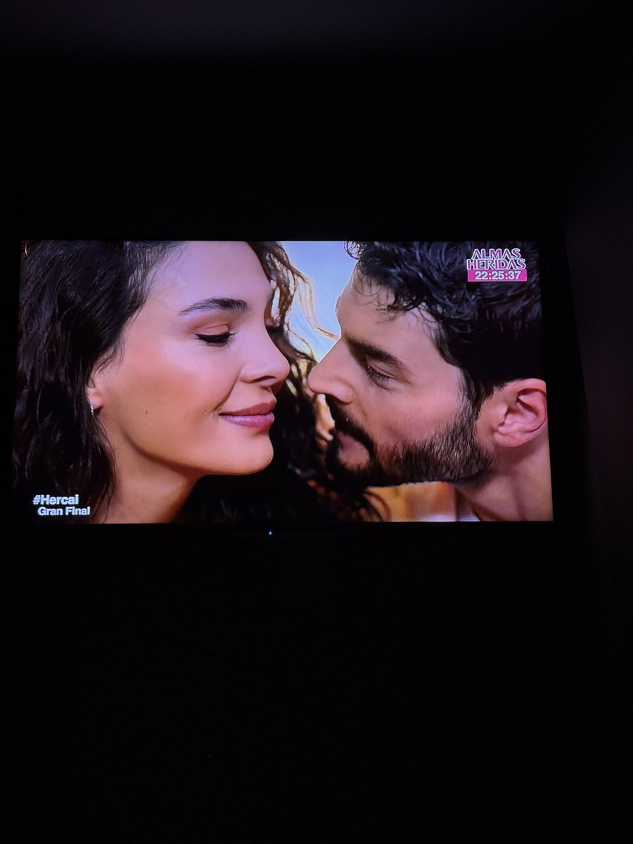 AllisonVega26's tweet photo. La única novela turca que me gustó de principio a fin. Extrañaré prender la TV a las 6pm #Hercai 🥹 https://t.co/mSiRdwnkBJ