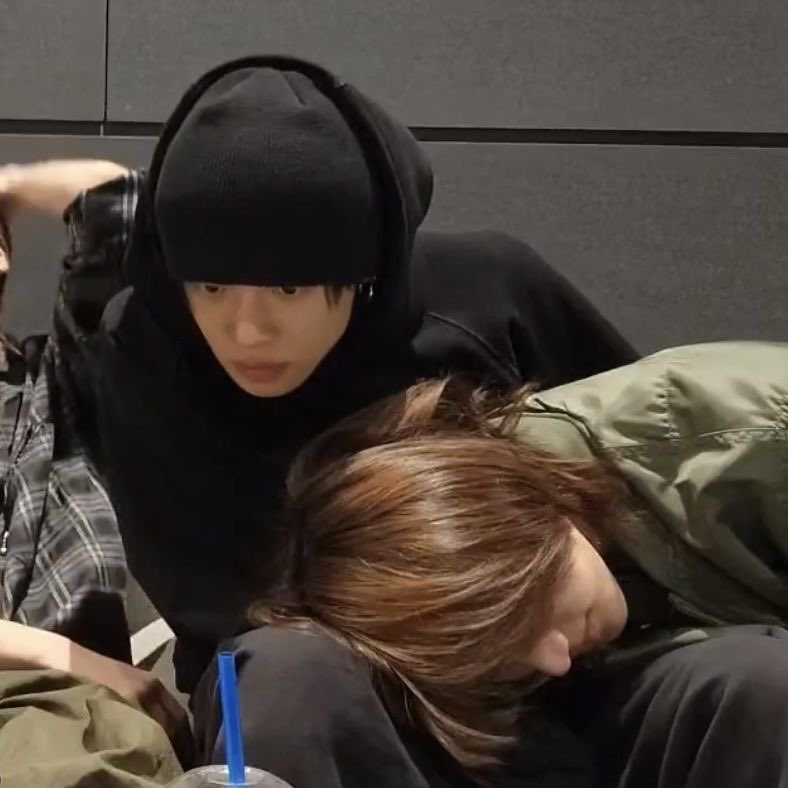 과방 가면 선배들 항상 저러고 잇길래
아 두 분 사귀시는구나
아 범구 선배가 훨씬 더 좋아하는 게 티나네………햇는데
사실 왼쪽이 오른쪽 2년째 짝사랑 중이고
오른쪽은 세 달마다 애인 갈아치우시는 중