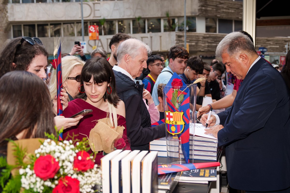 Roses and books for all 🌹📚