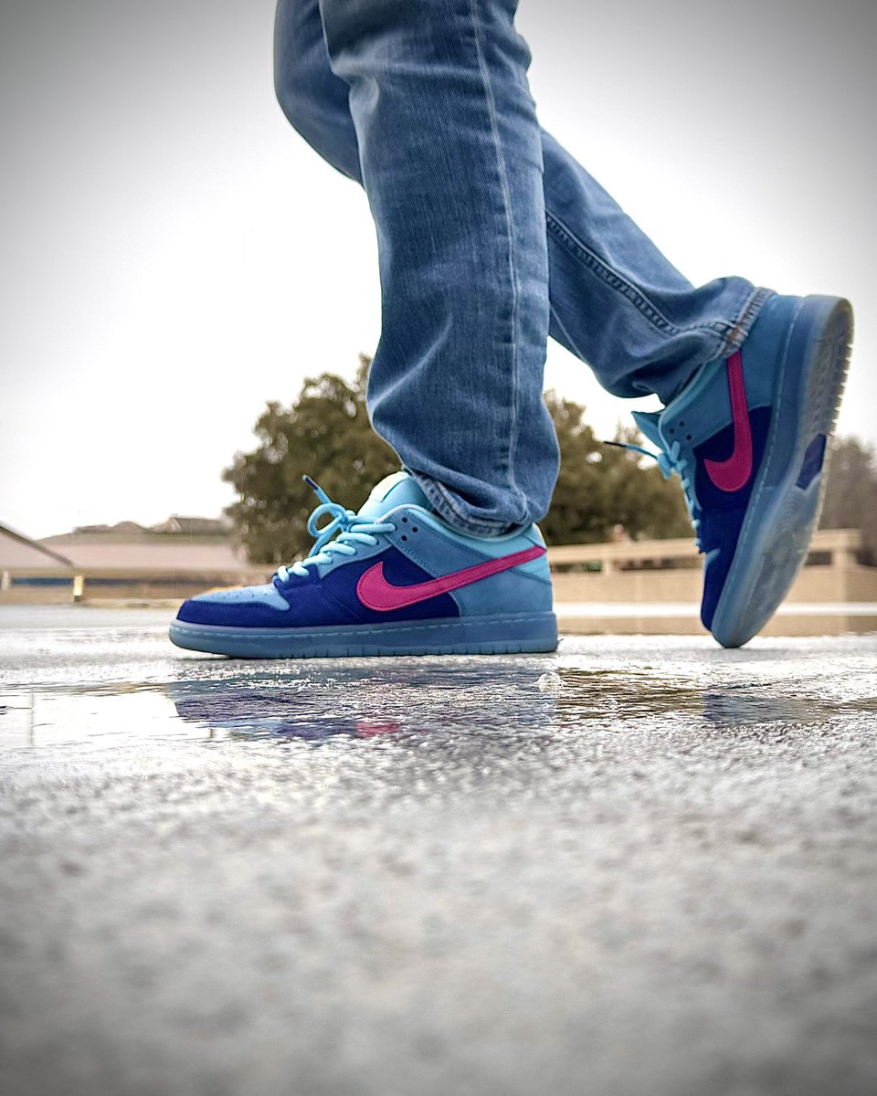 RPHorn's tweet image. It was a rainy morning but caught a window to get to work, and snap the #kotd pic while staying dry. 

#rtj #runthejewels #nikesb #nikesbdunk #yoursneakersaredope #wearyourkicks
