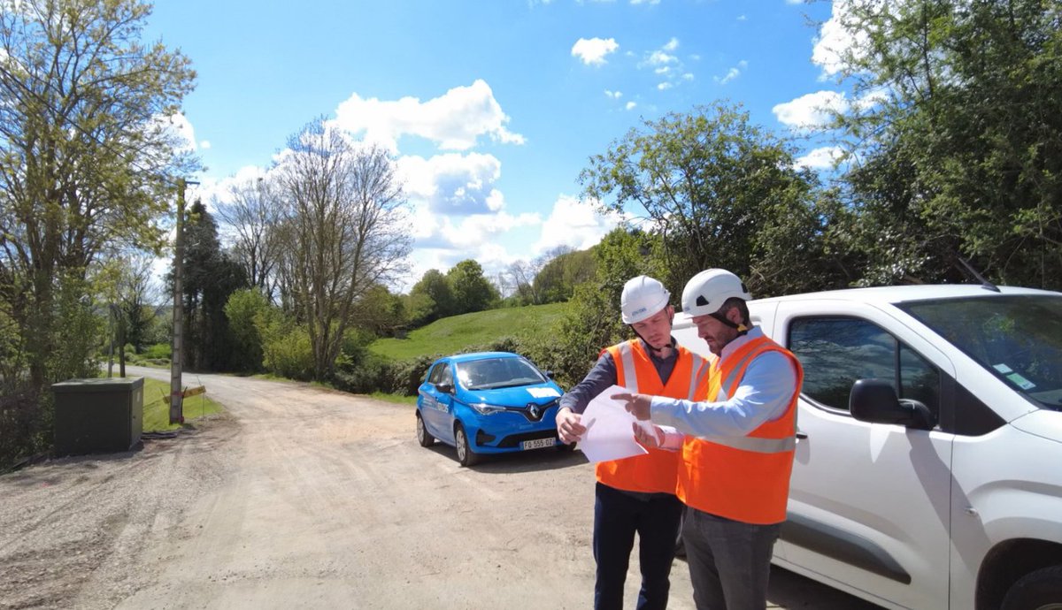 enedis_normand's tweet image. Dans l'#Orne à #Ceton : suite au glissement de terrain menaçant la RD 136 et la ligne électrique HTA (20 kV), @enedis a décidé d’agir rapidement.
➡️91k€ investis
➡️sécurisation de l’alimentation⚡️de 1100 clients
➡️pose de 850m de réseau
➡️1 nouveau poste de transformation