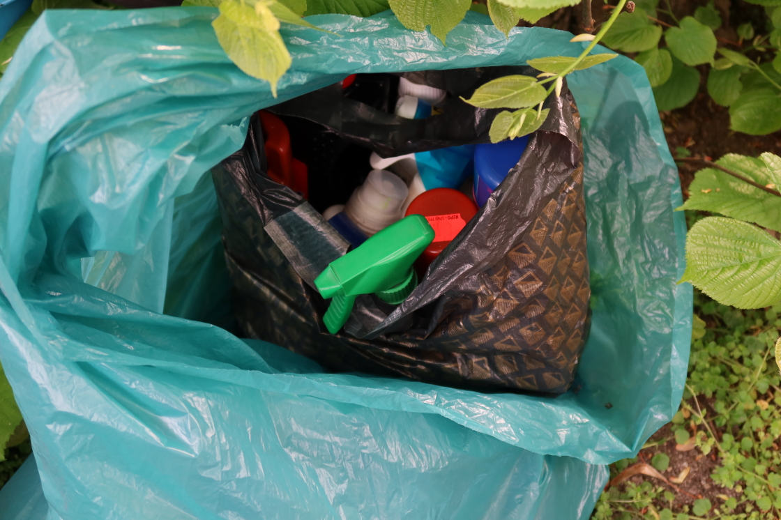 LuisenstadtF's tweet photo. Wenn mich nicht alles täuscht, sind hier auch Sprays u.ä. in einem der Säcke. 

Sicher wird es nach dem 2. Müllgipfel des Bezirksamtes Mitte alles besser und wahrscheinlich ist morgen von der @BSR_de alles abgeholt. 
#Sperrmüll #Abfall #Schadstoffe #Michaelkirchplatz https://t.co/1XBlDOtdTA