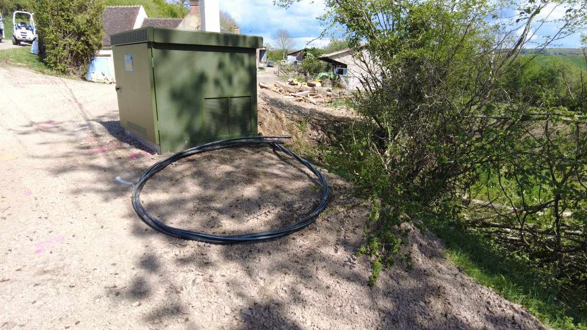 enedis_normand's tweet image. Dans l'#Orne à #Ceton : suite au glissement de terrain menaçant la RD 136 et la ligne électrique HTA (20 kV), @enedis a décidé d’agir rapidement.
➡️91k€ investis
➡️sécurisation de l’alimentation⚡️de 1100 clients
➡️pose de 850m de réseau
➡️1 nouveau poste de transformation