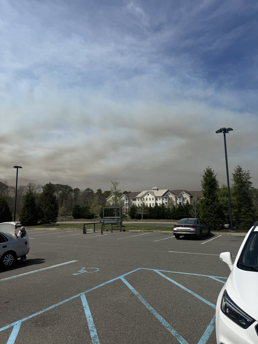 chrisparrish101's tweet photo. waretown shoprite is a ghost town after being evacuated last night
#njfire #fire #wildfire
@NWS_MountHolly @njdepforestfire https://t.co/n2eQ1wh2Ip