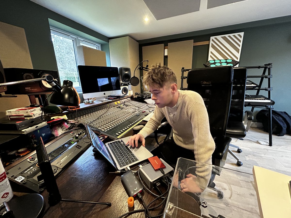 SeafretOfficial's tweet image. ‘Wait’ comes out on Friday and it’s a song we really connect with. Being takes you away from home and the ones you love. This song is about finding those people, that place and praying they can hold strong until you return.
Sf xx