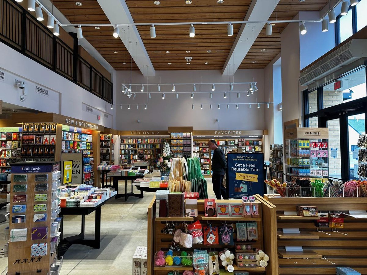 📣TODAY! Barnes &amp; Noble Naperville OPENS  at 9 W. Jackson, next door to Dean's  Fine Clothing! Stop by and meet Store Manager John &amp; team and welcome them (back) to town!📕📗📘