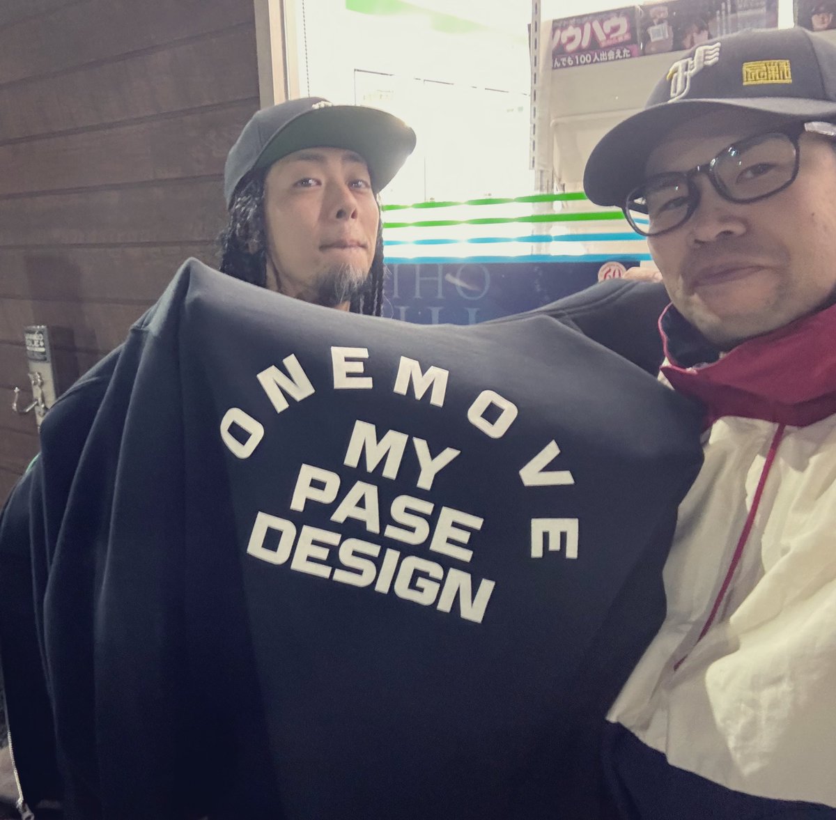 mcfreeze559's tweet photo. 家族お揃いでONEMOVE買いました🤝🔥
服の素材もプリントもバッチリ！
タフで何年も着れます😎
12年前に買ったTシャツもヨレヨレなる事無く現役です😎

#ONEMOVE
#SUNDER
#WARAJI https://t.co/gMYSyRKPkq