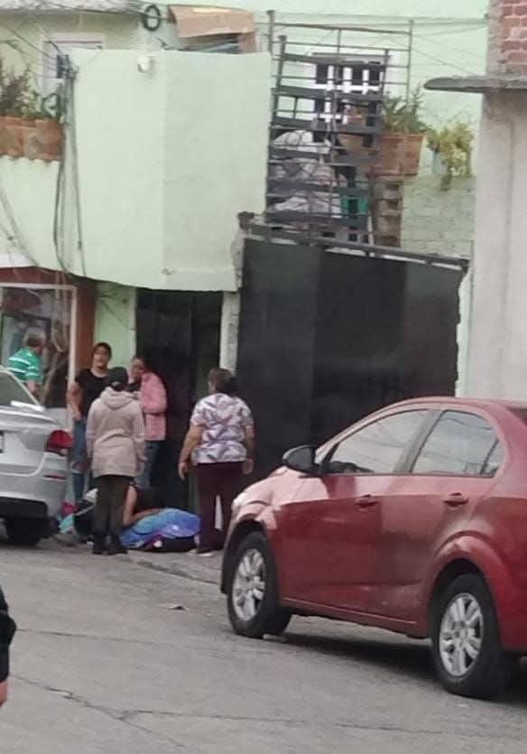 La violencia no da tregua en #Naucalpan. Un hombre fue asesinado frente a su casa en San Rafael Chamapa; una niña resultó herida
Familiares denuncian negligencia y extorsión del MP: esperaron ¡4 horas! para el levantamiento del cuerpo
#Justicia #Inseguridad
⚠️‍ #DenunciaCiudadana