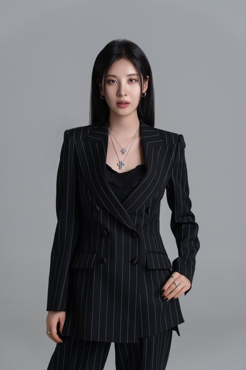 Dolce &amp; Gabbana 

Double-breasted wool jacket
$3,990.00
Straight-leg pants
$1,545.00

Damiani

Belle Époque Earrings 
$6,050.00 
Belle Époque Necklace
$11,980.00
Belle Époque Necklace 
$3,540.00
Belle Époque Ring 
$3,800.00
Belle Époque Ring 
$4,480.00

#whatseowore