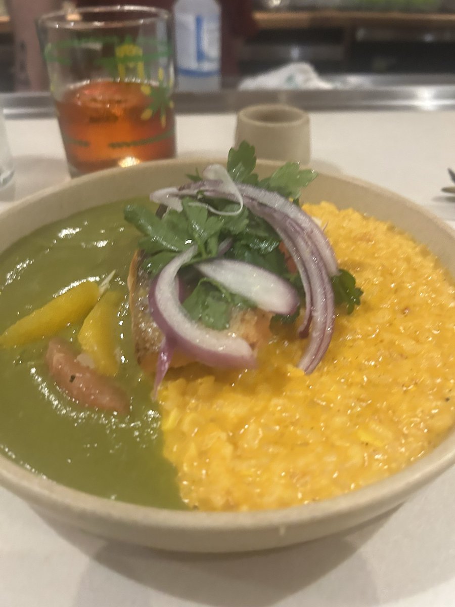 Nixtamal grits &amp; salmon con arroz y chileatole de epazote