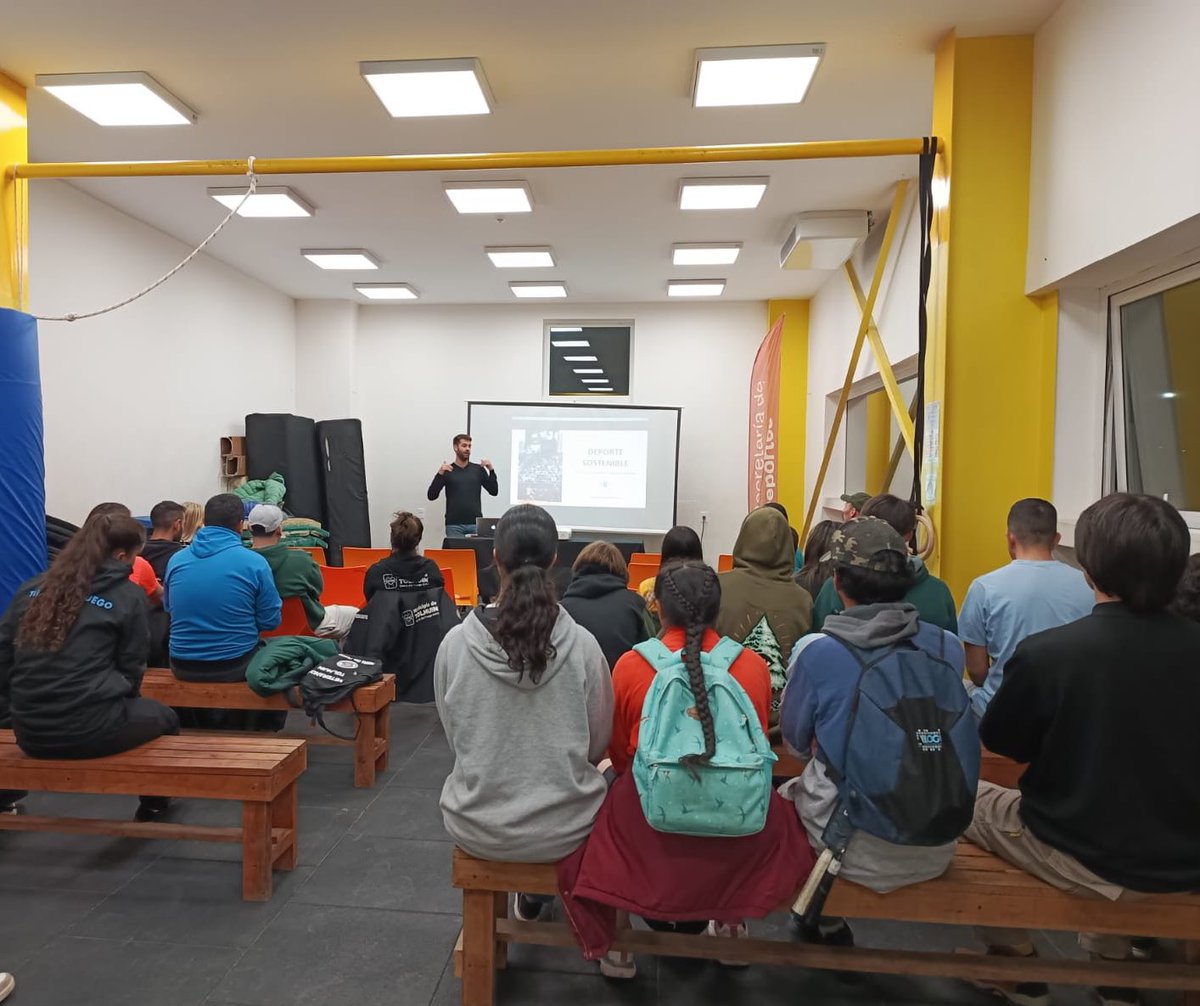 ♻️📚 Capacitaciones en Ushuaia y Tolhuin

En conjunto con la Secretaría de Deportes de Tierra del Fuego, por primera vez en la provincia, se realizaron capacitaciones para comenzar a generar mayores herramientas para una gestión deportiva más responsable y eficiente con nuestro🌎