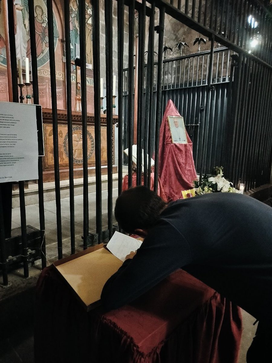 El Papa Francisco <a href="/Pontifex/">Pope Leo XIV</a> ha sido un hombre que acercó la iglesia a aquellos que se habían sentido involuntariamente apartados de ella.
Luchó y la modernizó.
Su huella perdurará durante siglos en la historia.
Sit tibi terra levis 💫