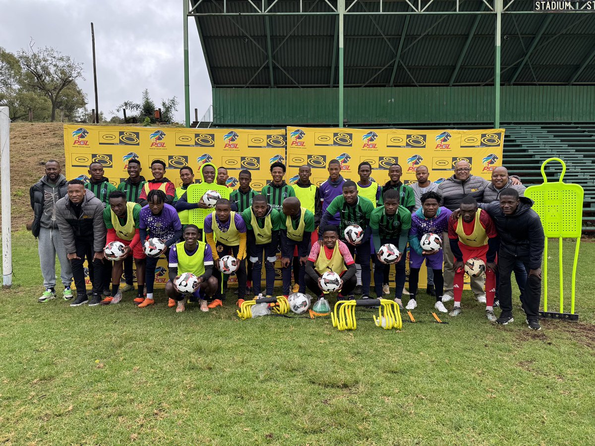 MTN8's tweet image. Words of motivation from Lehlohonolo Majoro to the young stars of Via Sport Football Club. Then back to making moves on the pitch, coached by the one and only Mpho Makola. #TodayWeMakeMoves #MTN8 #LastLegendStanding