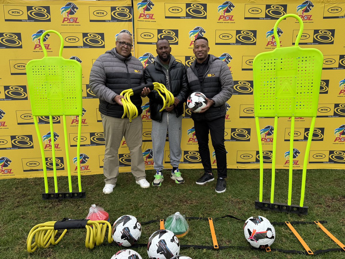 MTN8's tweet image. Words of motivation from Lehlohonolo Majoro to the young stars of Via Sport Football Club. Then back to making moves on the pitch, coached by the one and only Mpho Makola. #TodayWeMakeMoves #MTN8 #LastLegendStanding