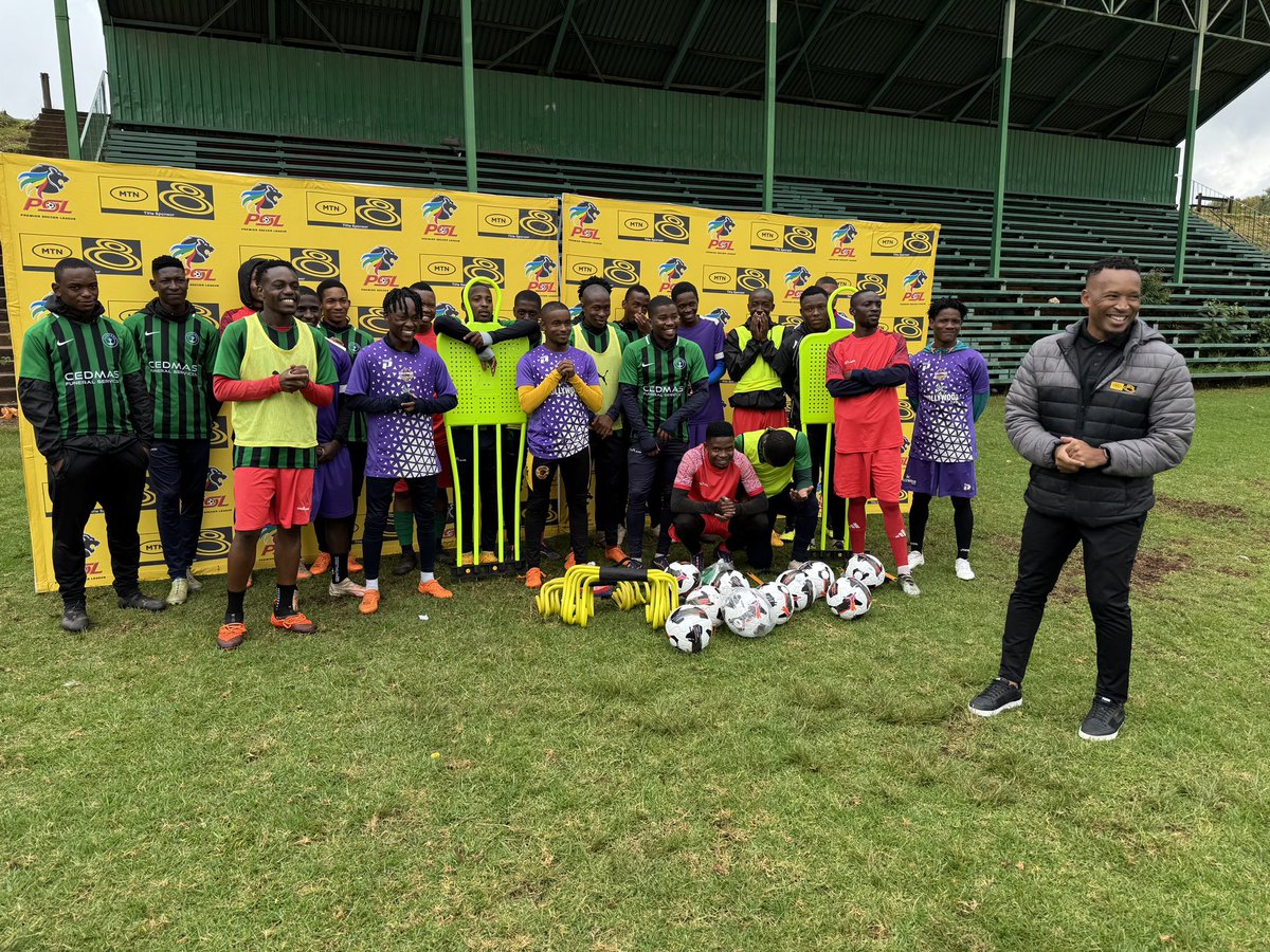 MTN8's tweet image. Words of motivation from Lehlohonolo Majoro to the young stars of Via Sport Football Club. Then back to making moves on the pitch, coached by the one and only Mpho Makola. #TodayWeMakeMoves #MTN8 #LastLegendStanding