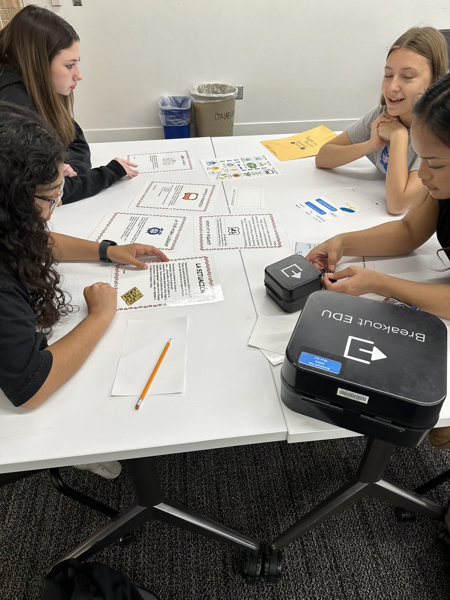 SrtaGauthier's tweet photo. Thanks to Sra. Prasch for a great Breakout Room experience! ¡Todos escaparon! https://t.co/zgharhhCdm