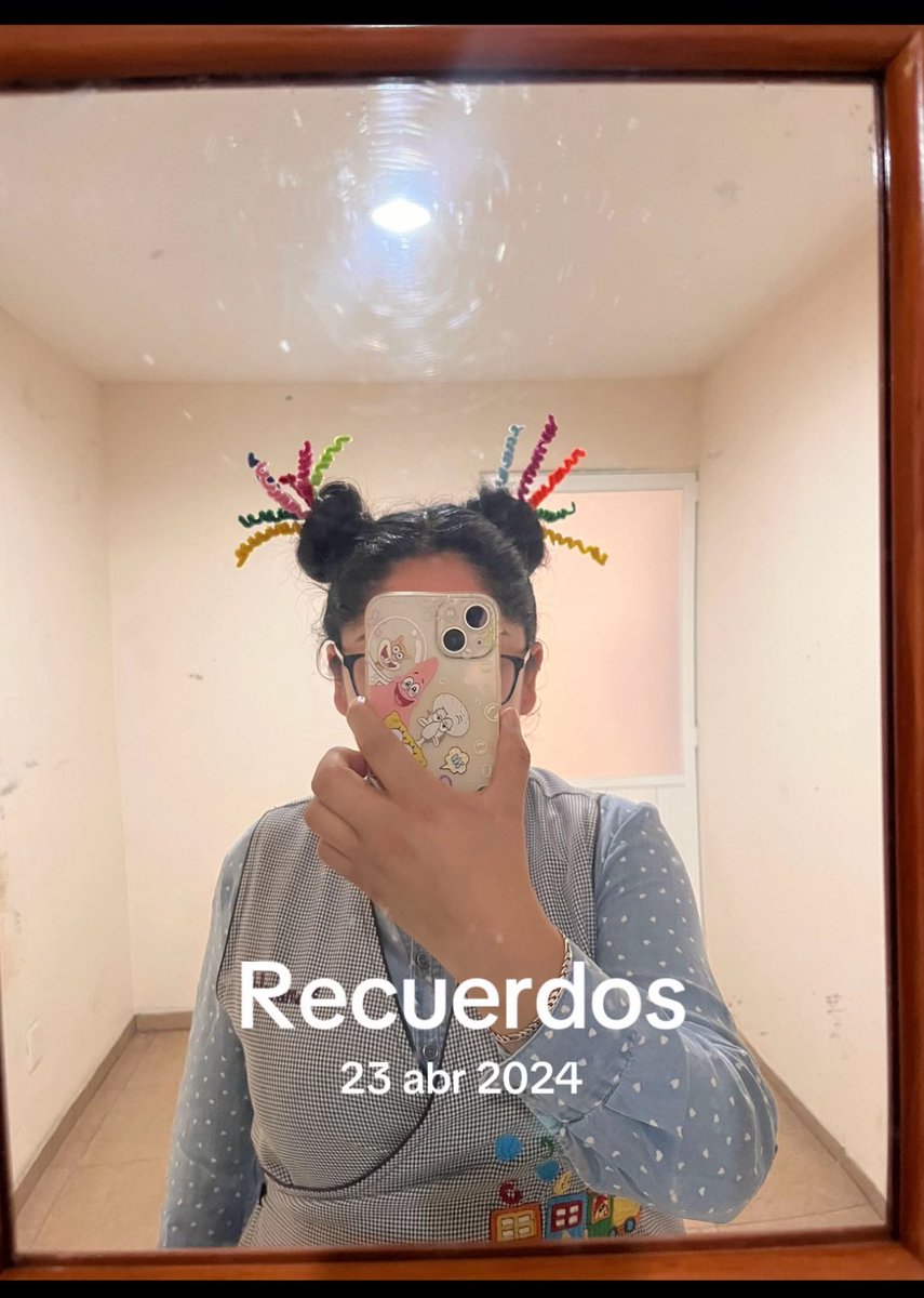 alarcon1697's tweet photo. Hace un año con peinado loco, este año solo loca. 🥲 https://t.co/5ibpASjblR