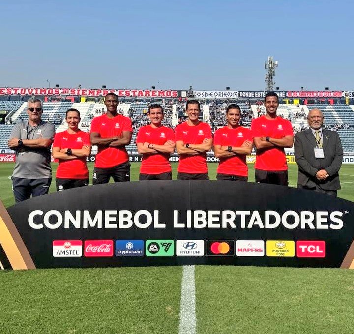 ArbitrajeU's tweet photo. VIVA LA PEPA EN LA AUF DE ALONSO🎉🎏

De León, Silvera🐕 y Cardellino se encuentran afuera del país esta semana trabajando en el VAR para @CONMEBOL 🤔

Va tan bien el arbitraje local que los directores del Colegio son part time y se van al mismo tiempo a buscar la 💰de Conmebol

Aquí el listado de los errores de la última fecha:

▶️Miramar-Nacional: falta de Otero en el comienzo de la jugada del primer gol

▶️Wanderers-Peñarol: mal expulsado Baez a pesar del llamado del VAR

▶️Cerro-Torque: mal anulado el gol a Torque por off side

▶️Danubio-Boston: Clara falta sobre el final no sancionada a favor de Danubio. Gol de Boston pasado el tiempo reglamentario

▶️Defensor-Progreso: mal sancionado el penal a favor de Defensor

▶️Juventud-Racing: Penal no sancionado a favor de Racing 

Pero, en la AUF de Alonso nunca pasa nada. Siga siga...