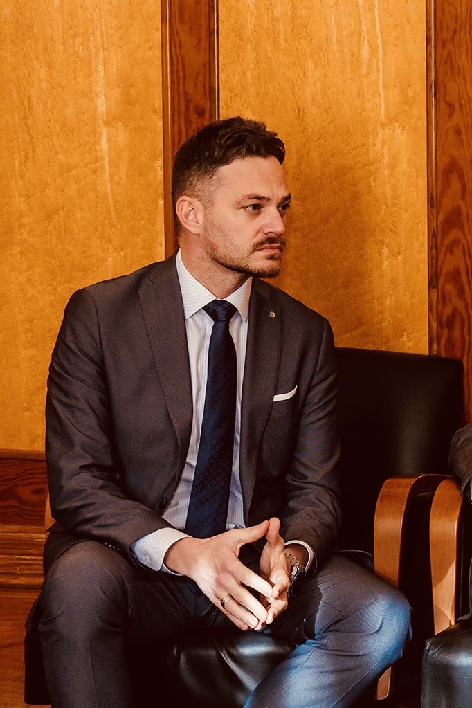 𝕃𝕒 𝕝𝕖𝕒𝕝𝕥𝕒𝕕 𝕟𝕠 𝕖𝕤 𝕢𝕦𝕖𝕕𝕒𝕣𝕤𝕖. 𝔼𝕤 𝕔𝕣𝕖𝕖𝕣.

Hace días que por distintas razones, he reflexionado sobre la #Lealtad y su significado. Hoy lo compartía con alguien, que la #Lealtad, no es una simple adhesión formal a una organización o proyecto. 

Es una