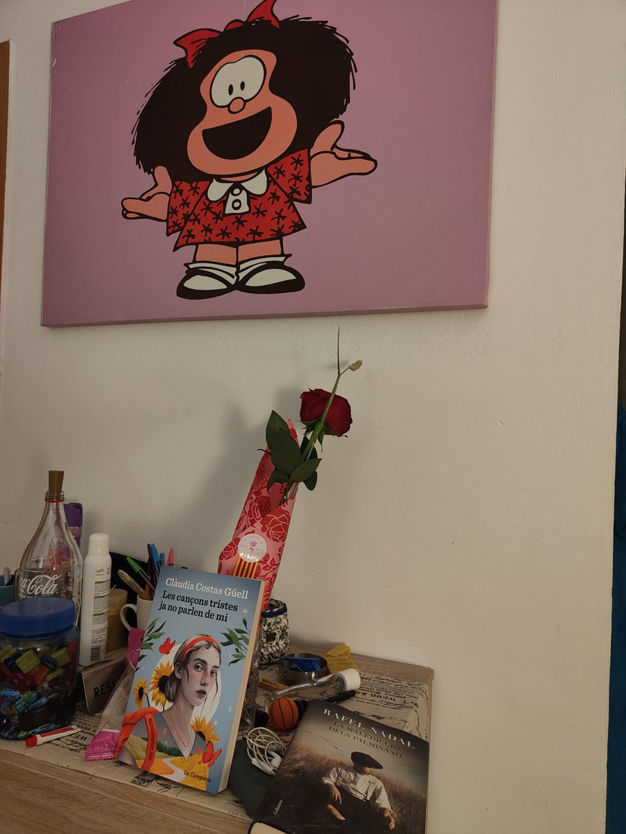 Sant Jordi sempre és un dia especial. Veure la meva neboda Clàudia signant llibres, passejar per Bcn , dinar amb el meu germà, trobar me la maquissima <a href="/vickyluengo/">Victoria Luengo</a> i veure q segueix sent un solet, l ambient d l escola.rebre molts missatges.. m agrada Sant Jordi...Visca Catalunya!