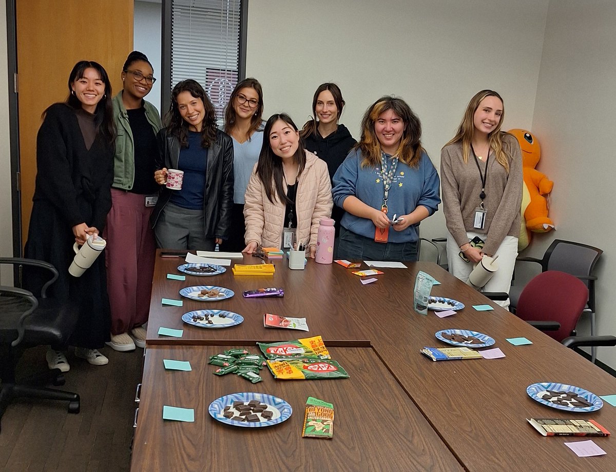 MeredithBraskie's tweet image. Lab chocolate tasting! 🍫
Winners:
1st: Kinder Bueno
2nd: Cadbury Dairy Milk
3rd: Beyond Good 73% Cocoa Salted Caramel (my fav)
The stats:
Milk chocolate fans: 5
Dark chocolate fans: 4
White chocolate fans: 1
Chocolate euphoria + spiking blood sugar: Everyone