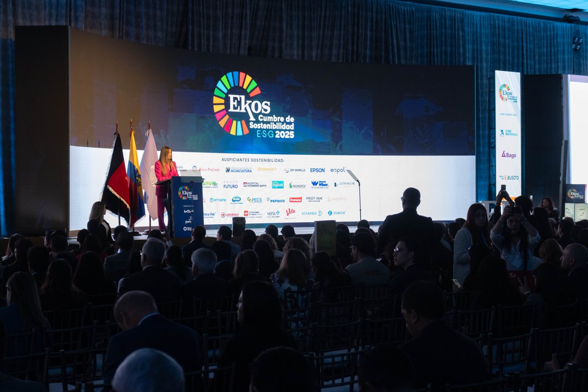 espol's tweet photo. En el marco de la Cumbre de Sostenibilidad Ecuador 2025, la #ESPOL fue certificada como una institución alineada al Objetivo de Desarrollo #4, Educación de Calidad, por su proyecto filantrópico Dona Futuro.
La certificación fue recibida por nuestra rectora, Cecilia Paredes, este 23 de abril, durante la ceremonia de inauguración de la cumbre, organizada por revista Ekos en Quito.
Dona Futuro es una iniciativa que ayuda a estudiantes de la ESPOL en situación de vulnerabilidad a través de becas de manutención para que puedan costear sus gastos de movilización, vivienda, salud y alimentación. De esta manera, contribuye a que jóvenes talentosos culminen sus estudios, generando un impacto positivo en sus vidas, las de sus familias y las de sus comunidades.