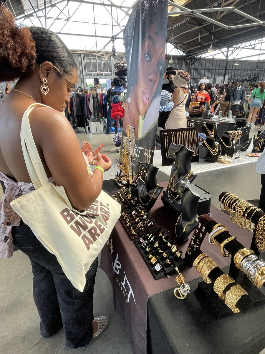 shoporbitx's tweet photo. love from the flea 🖤🪐 #blackmarketflea https://t.co/Azh3QPhErJ