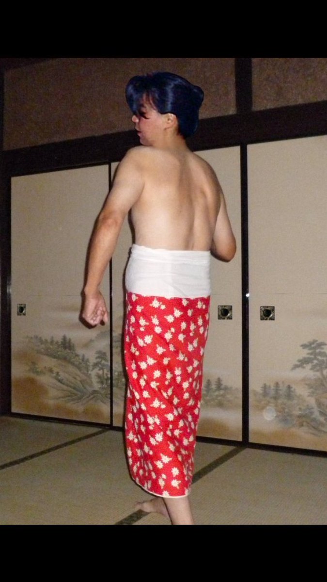 143541z's tweet photo. 昭和の人妻の物干や、日頃の腰巻はこの様に艶かしい物でした。 女の赤い腰巻 https://t.co/14TfNIrJQ5