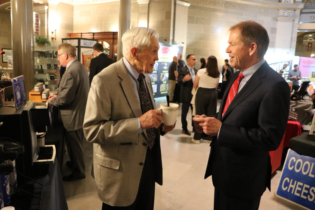 davidwasinger's tweet photo. Our office hosted ⁦@BuyMissouri⁩ Day.  Huge turnout in Capitol rotunda for dozens of Missouri businesses from throughout the state. https://t.co/Yk2FOlKuD7