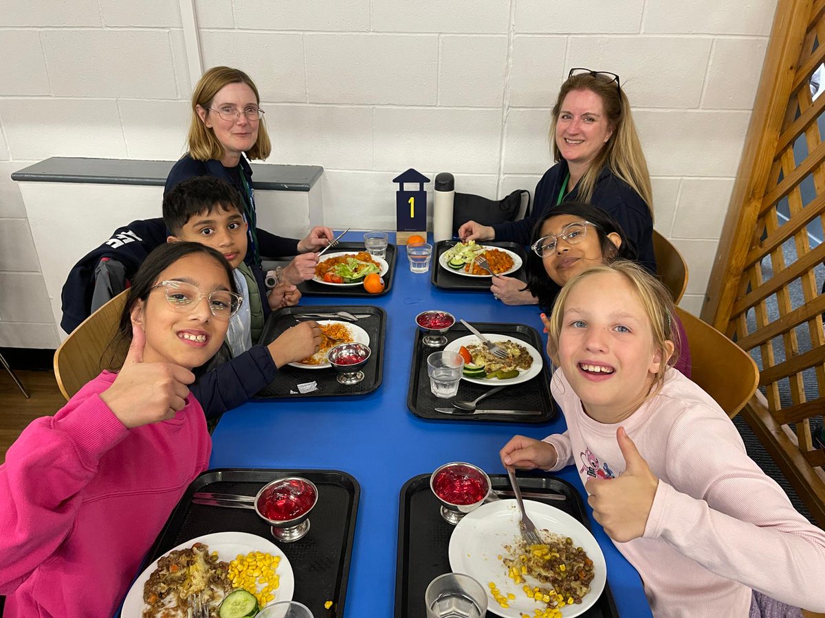 DerbyHighPrima1's tweet photo. A few more smiling faces from dinner. #derbyhighprimary https://t.co/9vlQ0INIYF