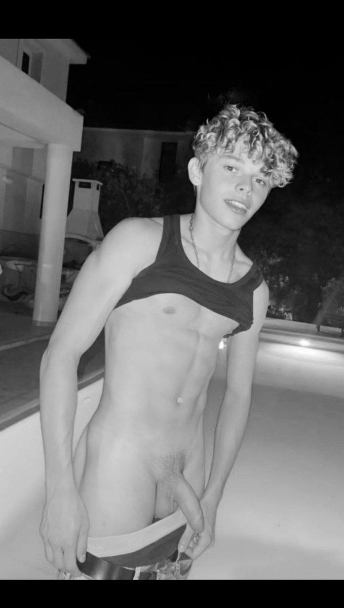NudeF3148's tweet photo. Maël plat et inox bien charger  #nude #gay #bi #inoxtag #maelplat https://t.co/elM5HUBol1
