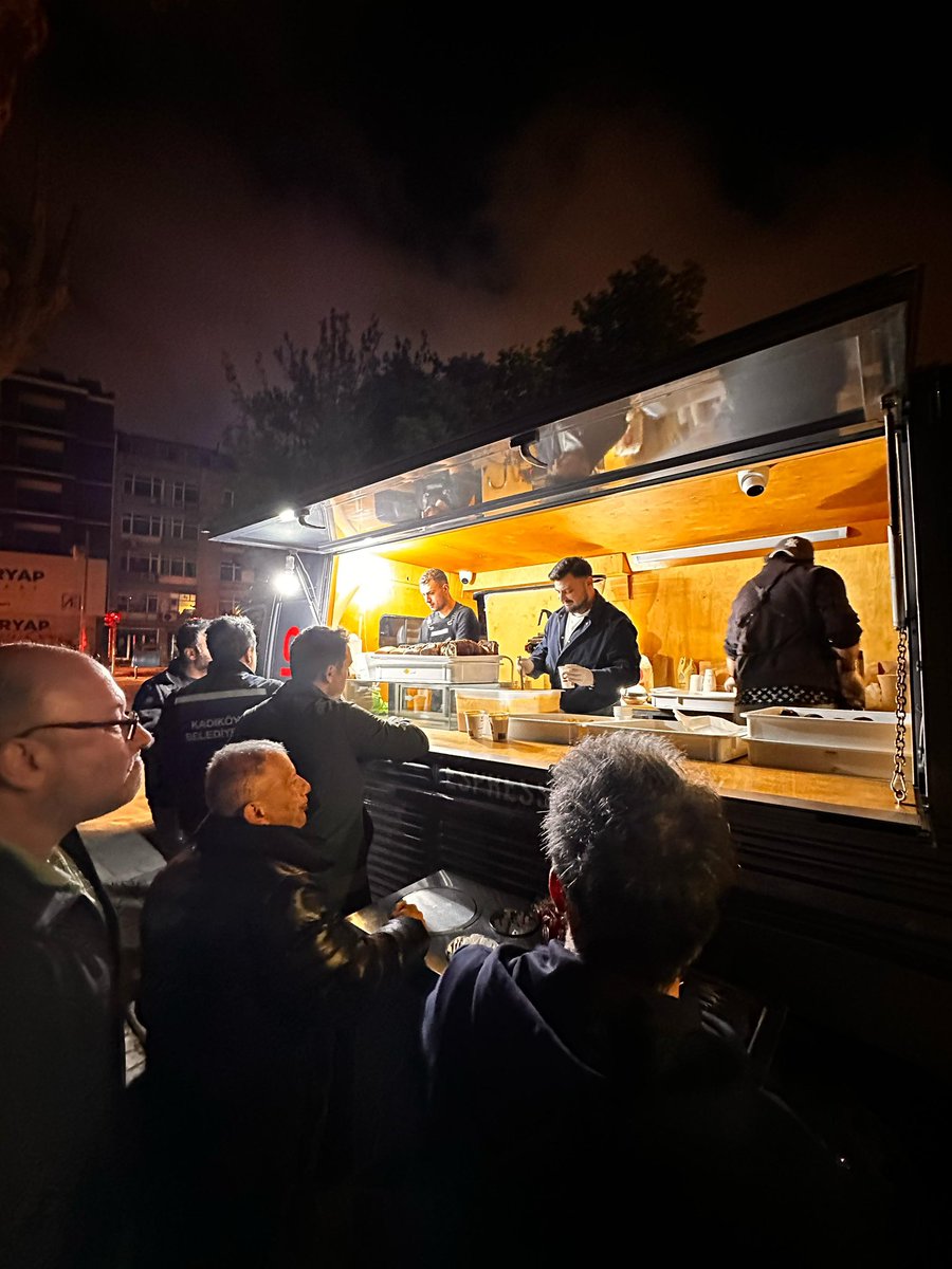 espressolabtr's tweet photo. Kadıköy Yoğurtçu Parkı ve Beylikdüzü Adakent Eski Pazar Yeri’nde
Coffee Truck araçlarımız ile gece boyunca çorba, kahve, çay ve su dağıtımımız devam edecektir. Bölgede geceyi dışarıda geçirecek olan vatandaşlarımıza duyurulur. https://t.co/QB6K0Hi0AY
