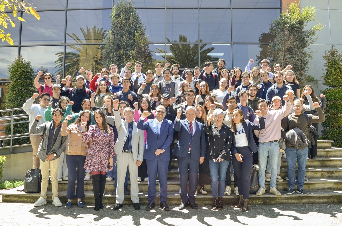 Tuvimos el honor de recibir a <a href="/ApenaAlfredo/">Alfredo Peña Payro</a>, presidente de <a href="/Graiman_EC/">graiman_ec</a>, en un conversatorio con estudiantes de la Facultad de Administración.

Hablamos sobre los desafíos de emprender en #Cuenca y la importancia de la #ética en los negocios.

#VinculaciónUDA