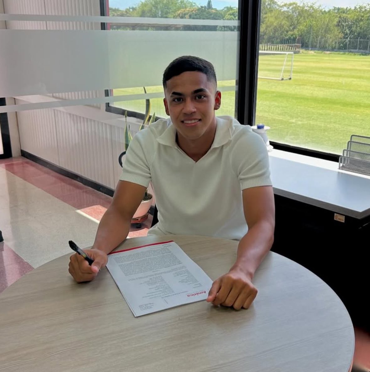 🚨 Joel Romero (19) debuta como titular en #América y lo hace ante #Huracán por Sudamericana. Firmó contrato el año pasado hasta agosto de 2026 🔴

👀 El extremo es nacido en Arauca y salió de la Academia Europea de Fútbol en Santa Marta y ha tenido pasantías en Portugal e Italia