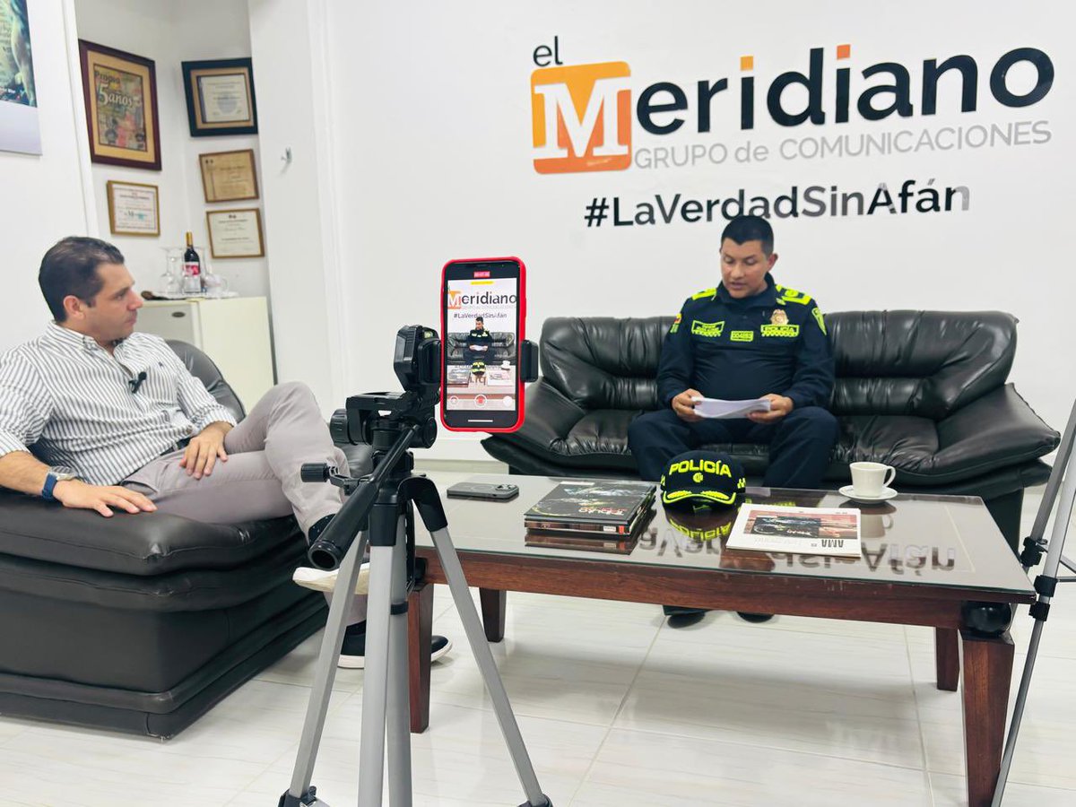 SucrePolicia's tweet photo. El coronel Aimer Alonso Triana, comandante del Departamento de Policía Sucre, visitó @elmeridiano para hablar sobre las acciones preventivas y operativas en marcha en el departamento.
Seguimos trabajando por un #SucreSeguro.

#PolicíaNacional #PrevenciónEsSeguridad #ElMeridiano https://t.co/OSAN6U13ph
