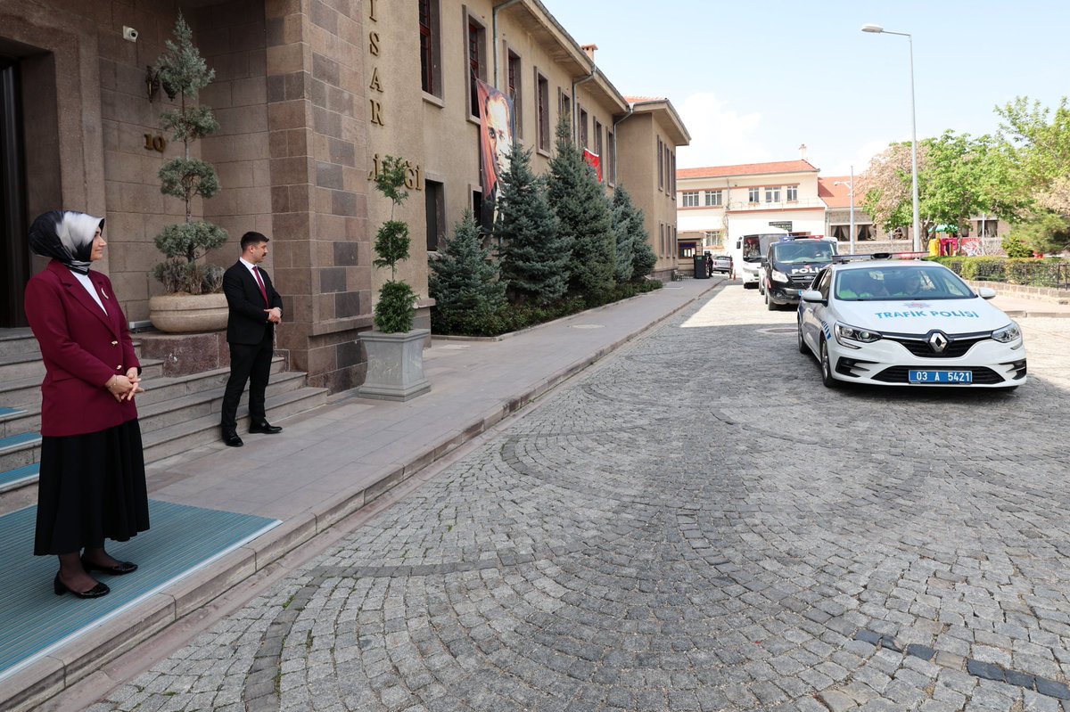 23 Nisan Ulusal Egemenlik ve Çocuk Bayramı vesilesiyle Valiliğimiz himayesinde ilimizdeki çocuklarımız İl Emniyet Müdürlüğü tarafından düzenlenen konvoyda gezdirildi. Altı Nokta Körler Derneği Afyonkarahisar Şubesi ve Afyonkarahisar Gönül Köprüsü Sosyal Dayanışma Derneği iş