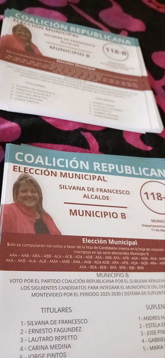 Doblando listas y ensobrando para la corte elecroral