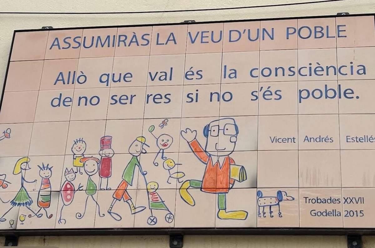 El panell dedicat a Estellés, després dls insults d la regidora del PP, abandonat en una nau com una deixalla! 😭
Així tracta el PP d Godella la nostra cultura i la nostra llengua. Exigim respecte i la dimissió de la regidora! 😠 #Godella #Compromís #Estellés #RespecteALaLlengua