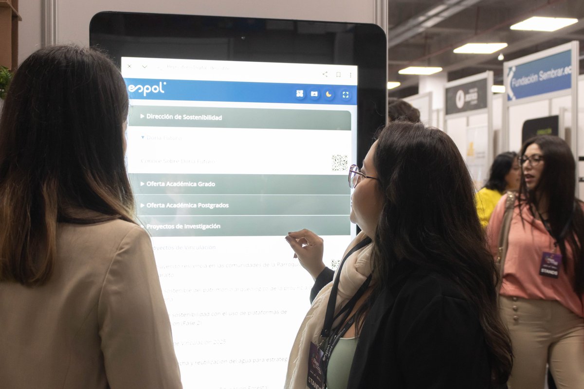 espol's tweet photo. En el marco de la Cumbre de Sostenibilidad Ecuador 2025, la #ESPOL fue certificada como una institución alineada al Objetivo de Desarrollo #4, Educación de Calidad, por su proyecto filantrópico Dona Futuro.
La certificación fue recibida por nuestra rectora, Cecilia Paredes, este 23 de abril, durante la ceremonia de inauguración de la cumbre, organizada por revista Ekos en Quito.
Dona Futuro es una iniciativa que ayuda a estudiantes de la ESPOL en situación de vulnerabilidad a través de becas de manutención para que puedan costear sus gastos de movilización, vivienda, salud y alimentación. De esta manera, contribuye a que jóvenes talentosos culminen sus estudios, generando un impacto positivo en sus vidas, las de sus familias y las de sus comunidades.