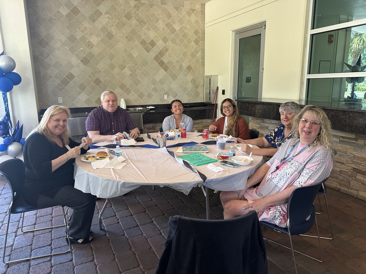 Instead of the regularly scheduled meetings, the OPO team hit the pause button to enjoy a staff BBQ! 🫕 
Our staff are the heart of our mission, working on the front lines to save and heal lives every day. We’re so grateful for their unwavering dedication. 💙💚